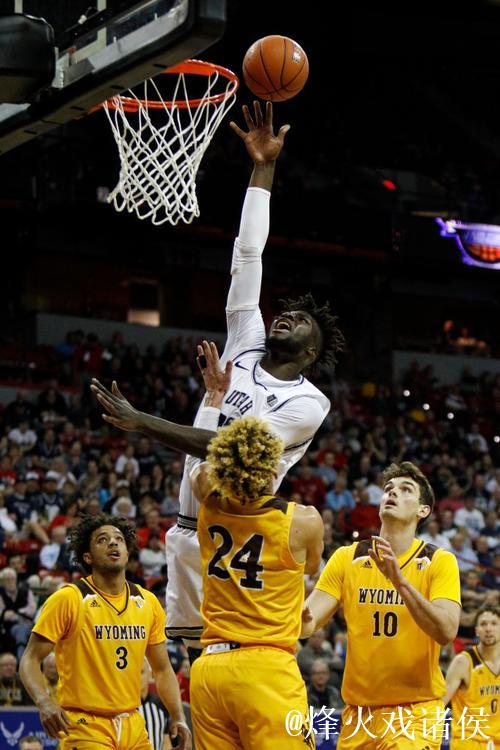 奎塔持球杀入内线双手砸扣,扣篮完成前还吐出舌头庆祝 奎塔持球杀入内线双手砸扣,扣篮完成前还吐出舌头庆祝